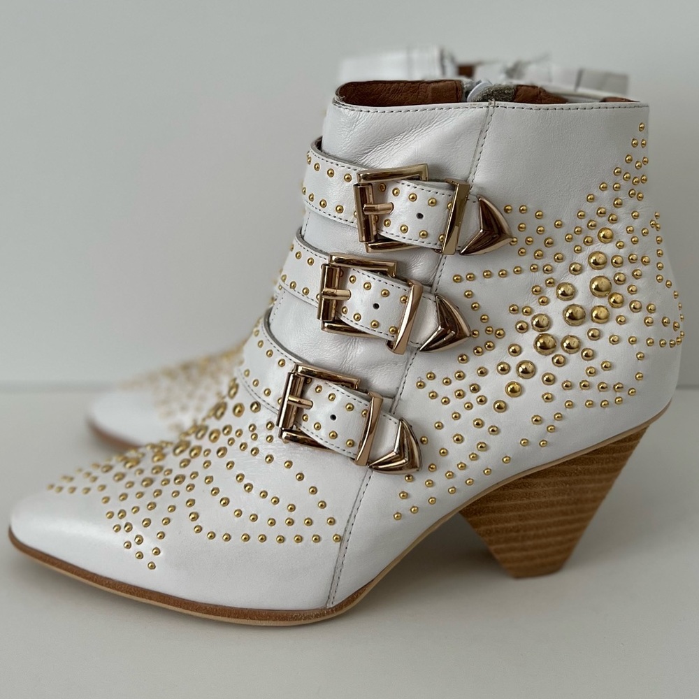 Jeffrey Campbell White Boots with Gold studs. y2k indie sleaze Chloe boots!  s7